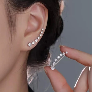 Orecchini a lobo in argento 925 con sette moissaniti di dimensioni graduate su orecchio