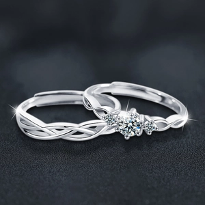Poliertes S925 Sterlingsilber Paar-Ringe Set mit einem funkelnden Drei-Steine-Moissanit-Design