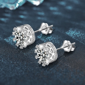 Boucles d'oreilles couronne en argent 925 avec moissanite sur fond bleu élégant