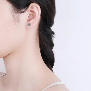 Boucles d'oreilles couronne en argent s925 avec moissanite brillante sur un modèle