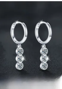 Vue détaillée de boucles d'oreilles créoles en argent S925 avec trois moissanites