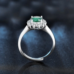Verstelbare S925 zilveren ring met groene edelsteen en sprankelende witte diamanten