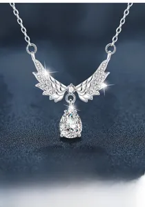 Gros plan détaillé du pendentif ailes d'ange en argent S925 avec oxyde de zirconium poire