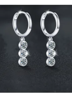 Vue détaillée des boucles d'oreilles moissanite en argent 925, coupe 3EX à 58 facettes