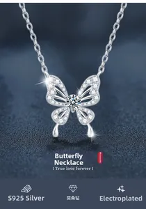 Détail du pendentif papillon en argent 925 serti d'une pierre de moissanite scintillante