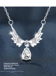 Détail du collier ailes d'ange en argent S925 avec cristal poire sur fond bleu
