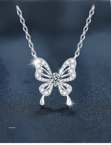 Détail macro du collier papillon en moissanite avec taille 3EX et 58 facettes brillantes en argent