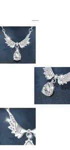 Vue détaillée du collier ailes d'ange en argent 925 avec moissanite poire et serti à 4 griffes