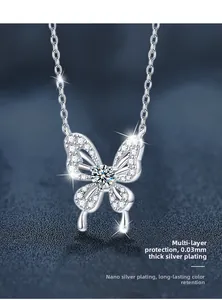 Détail du pendentif papillon en argent avec moissanite et couche de protection