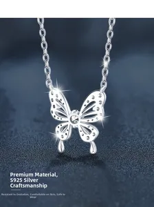 Vue détaillée du pendentif papillon en argent massif S925 avec pierre de moissanite