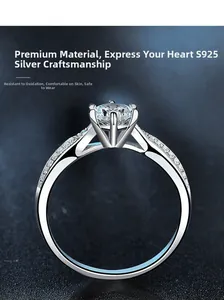 Vue détaillée de la bague en argent 925 avec un sertissage classique à six griffes en moissanite