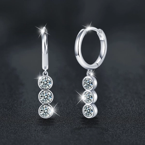 Élégantes boucles d'oreilles créoles en argent 925 avec trois pierres moissanite