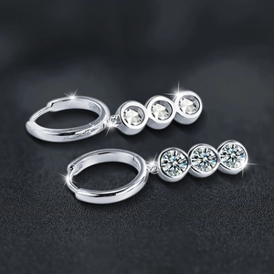 Élégantes boucles d'oreilles créoles en argent S925 avec trois pierres de moissanite