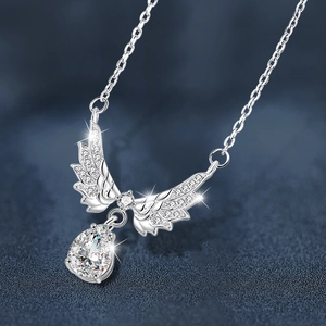 Collier en argent 925 ailes d'ange avec pierre en forme de poire sur fond bleu foncé