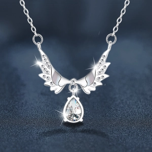 Collier ailes d'ange en argent sterling avec pendentif goutte étincelant et cristaux