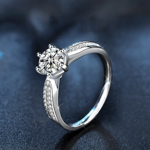 Bague de fiançailles élégante en moissanite et argent 925 avec serti classique à six griffes