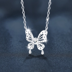 Collier papillon en moissanite argent 925 avec pierres étincelantes sur support bleu