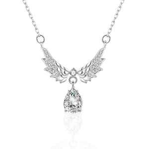 Collier ailes d'ange en argent 925 avec pierre en forme de poire sur fond blanc neutre