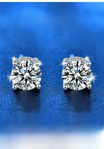 Détail macro de boucles d'oreilles Moissanite avec monture à quatre griffes en argent 925