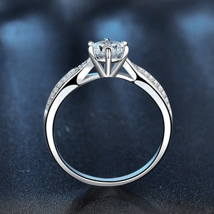 Bague classique en moissanite argent 925 avec serti à six griffes et accents pavés