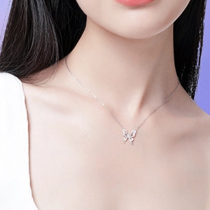 Collier avec pendentif papillon en argent sterling 925 et moissanite sur un mannequin