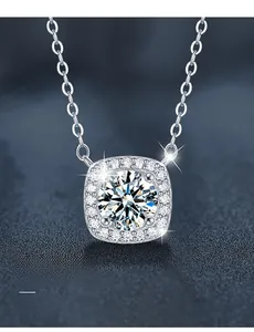 Vue macro d'un pendentif classique en moissanite avec sertissage halo en argent 925