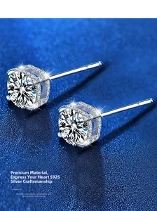 Détail du serti quatre griffes en argent S925 et texture de la pierre moissanite