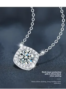 Macro du pendentif en argent 925 et moissanite avec détails de placage nano 0,03 mm
