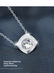 Gros plan d'un collier en argent 925 avec pendentif moissanite et monture à quatre griffes