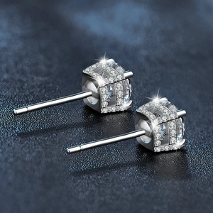 Boucles d'oreilles clous en argent 925 et moissanite avec sertissage micro-pavé brillant