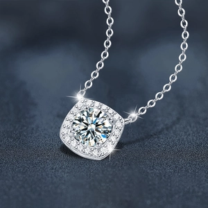 Collier classique en argent sterling 925 avec pendentif moissanite carré et quatre griffes