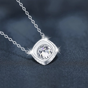 Collier classique en argent 925 avec pendentif carré en moissanite sur fond de tissu bleu
