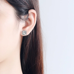 Boucles d'oreilles classiques en moissanite carrée et argent 925 portées par un mannequin