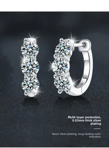 Détail de boucles d'oreilles en moissanite avec serti à quatre griffes et plaquage en argent