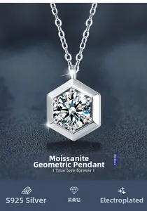 Vue détaillée du pendentif hexagonal en argent S925 avec une grosse pierre de moissanite
