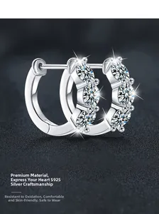 Macro des créoles en argent sterling S925 avec pierres de moissanite de taille ronde