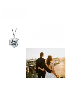 Vue détaillée du pendentif hexagone en argent S925 avec un diamant moissanite brillant
