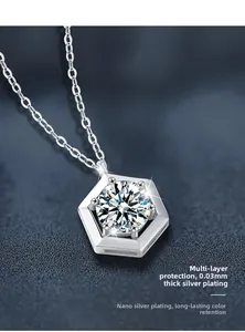 Détail macro d'un pendentif hexagonal en Moissanite avec placage argent 0,03 mm sur cuir bleu