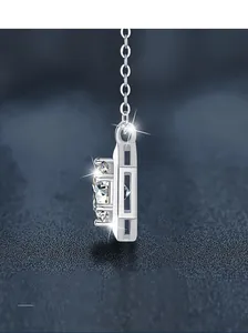 Détail du pendentif en argent S925 avec moissanite serti à quatre griffes et sa chaîne