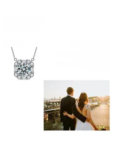 Dettaglio della collana a cubetto in argento S925 con pendente in moissanite