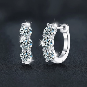 Élégantes boucles d'oreilles huggie en argent 925 avec trois pierres en moissanite