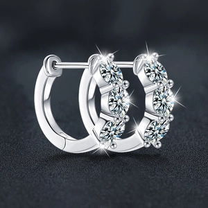 Boucles d'oreilles créoles en argent 925 avec trois pierres de moissanite rondes