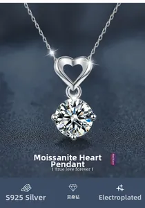 Détail macro du pendentif cœur en moissanite de 1 carat sur collier en argent S925