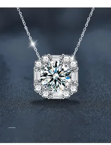 Dettaglio del ciondolo quadrato in argento S925 con moissanite rotonda e pietre taglio baguette