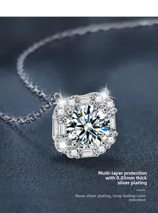 Dettaglio macro del ciondolo in argento S925 con pietra di moissanite brillante