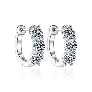 Boucles d'oreilles huggies en argent 925 avec pierres de moissanite rondes