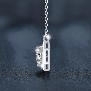 Collier en argent S925 avec pendentif moissanite étincelant, vue latérale élégante