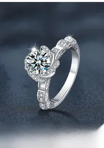 Vue macro détaillée d'une bague couronne en argent S925 avec moissanite 1 carat