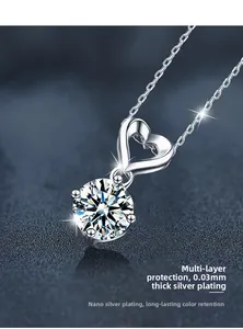 Vue macro du collier cœur plaqué argent 0.03 avec moissanite brillante en coupe ronde