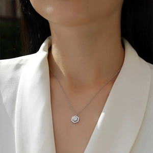Élégant collier en argent S925 avec pendentif moissanite hexagonal pour femmes